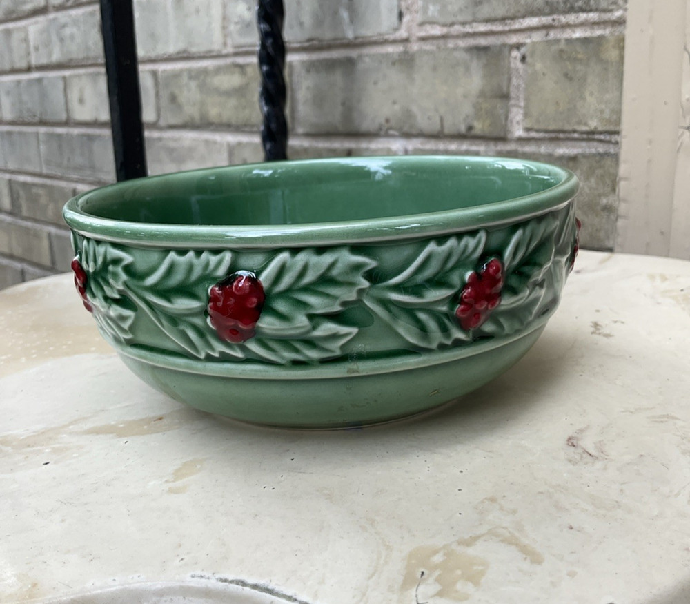 BORDALLO PINHEIRO Portugal Holly Berries Cereal Bowl 5 3/8" Winter Christmas